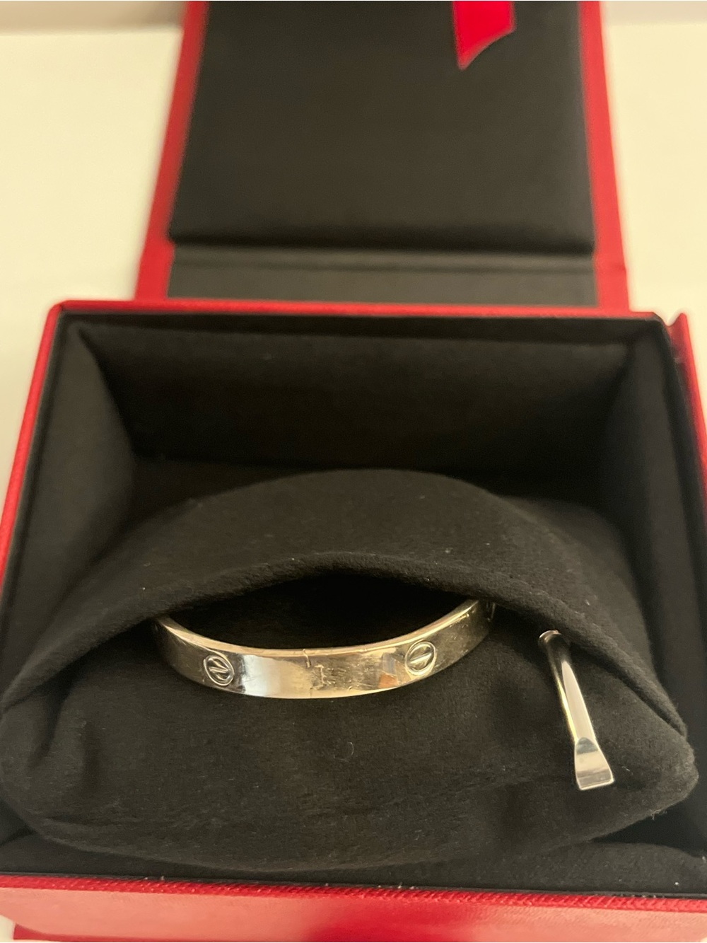 White solid gold 14 k Screw-Detail Bangle. Comes with a signature box. - Picture 12 of 13